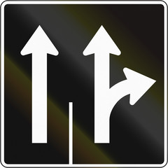 Lane management sign in Canada - Two lanes straight and right. This sign is used in Quebec