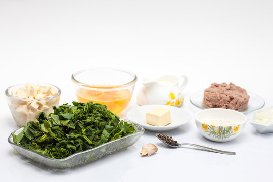 Ingredientes para elaborar el relleno de un quiche lorraine de espinaca y at&uacute;n