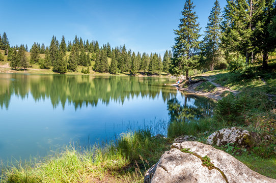 Lac B&eacute;nit dans la cha&icirc;ne du Bargy