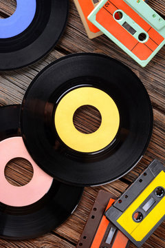 dischi in vinile e audiocassette sul tavolo di legno