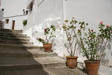 calles de Casarabonela adornada con macetas, Málaga