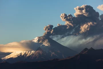 Tuinposter Cotopaxi volcano eruption © ecuadorquerido