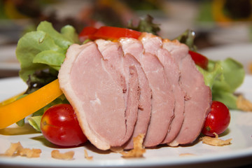  meat duck breast with  green  salad vegetable