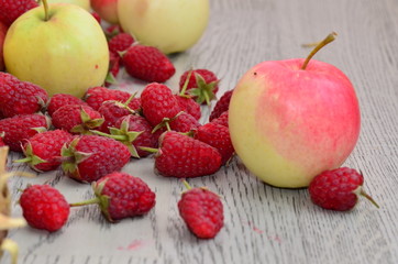 яблоки и малина, желтый и красный