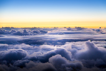 Fototapeta premium Sieben Himmel - Wolken von oben im Sonnenuntergang