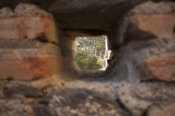 ventanuco en castillo antiguo