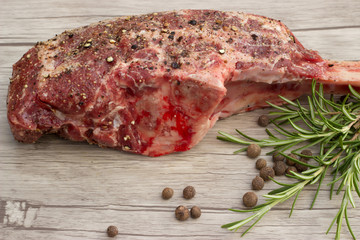Tomahawk Steak auf Holzuntergrund