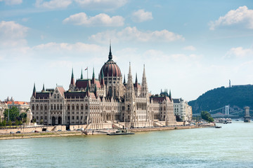 Obraz premium Hungarian Parliament in Budapest across the Danube