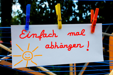 Einfach mal abhängen! Schild an Wäscheleine