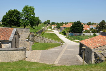 Brouage, vue des remparts sur l'entrée de l'armurerie