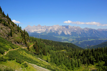 Fototapeta na wymiar Wandern in der Dachstein Tauern-Region