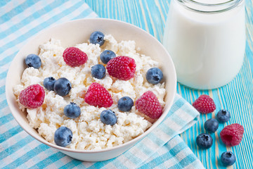 cottage cheese with berries