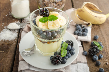 Vanilla pudding with berries