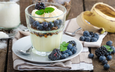 Vanilla pudding with berries