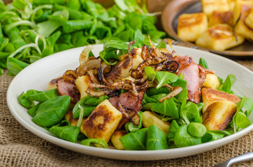 Potato gnocchi with salad and onions