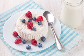 cottage cheese with berries