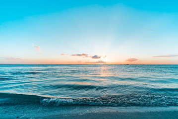 Zonsondergang, zonlicht, zee. Okinawa, Japan, Azië.