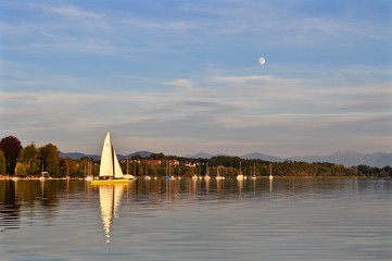 Fototapeta premium Abendstimmung am Greifensee mit Segelboot und Mond