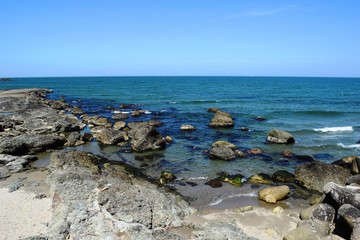 湯野浜海岸の岩場風景／山形県庄内浜の湯野浜海岸は非常にきれいな白砂と奇岩怪石の磯が続く大変素晴らしい景観のリゾート地です。湯野浜は全国の名所の中から「日本の夕陽百選」にも選ばれたエリアです。日本海に沈む夕陽は大変素晴らしい景観で、日本海トップランクのリゾート地として、五感の全てを満たす多くの魅力にあふれたエリアです。