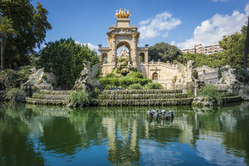Fototapeta na wymiar Fountain reflection in Parc de la Ciutadella, Barcelona, Spain