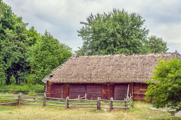 Fototapeta na wymiar Ukrainian wooden barn Thatched locked up