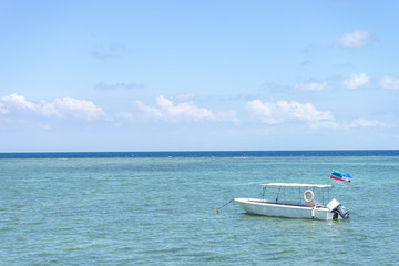 Fototapeta na wymiar Boat with clean water and blue skies