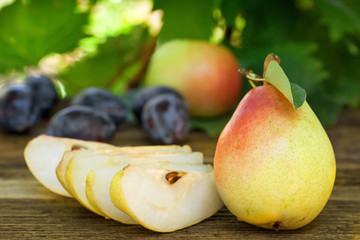 Obrazy na Plexi  Świeże dojrzałe gruszki, śliwki i jabłka