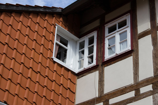 Fenster eines Fachwerkhauses &uuml;ber Eck