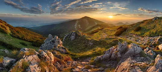 Fotobehang Heuvel Panorama rotsachtige berg bij zonsondergang in Slowakije