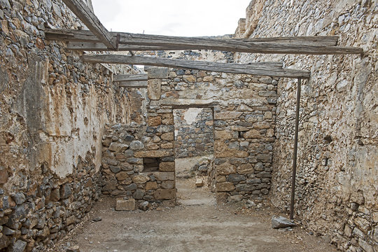 Hausruine auf der ehemaligen Leprainsel Spinalonga auf Kreta, Griechenland