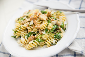 Pasta mit Rucola, Hühnchen und Walnüssen