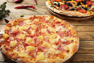 primo piano  pizza hawaii   sfondo tavolo legno rustico