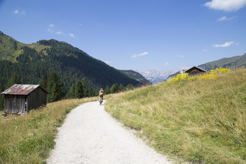 Fototapeta na wymiar Dolomiti in bicicletta