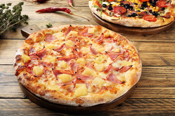  pizza hawaii   sfondo tavolo legno rustico