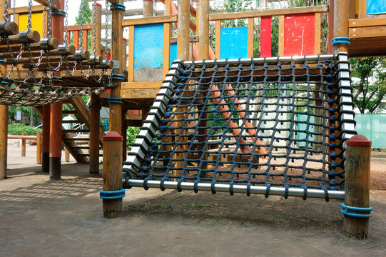 児童遊戯公園,都会の児童遊戯公園施設