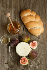 White cheese with figs and bread