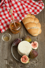 Obraz na płótnie Canvas White cheese with figs and bread