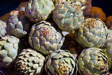 Frische Artischocken auf dem Wochenmarkt