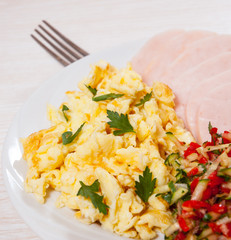 scrambled eggs with ham and salad