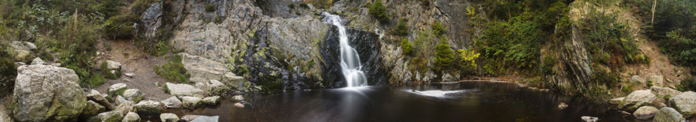 Fototapeta na wymiar Waterfall Long Exposure Panorama