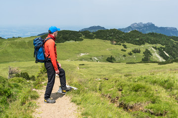 Wanderer vor Bergkamm