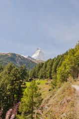 Fototapeta premium Zermatt, Dorf, Bergdorf, Alpen, Schweizer Berge, Zmutt, Furi, Wanderferien, Bergrestaurant, Sommer, Schweiz