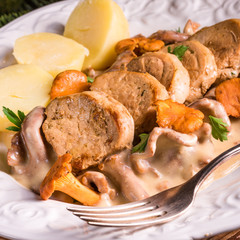 potatoes with pork medallions and chanterelle sauce