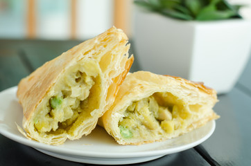 Puff pastry with curry chicken 