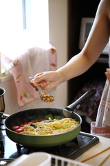 料理を作る女性