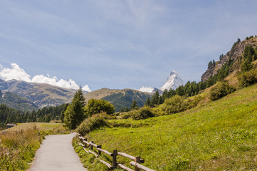 Fototapeta na wymiar Zermatt, Dorf, Bergdorf, Walliser Dorf, Alpen, Schweizer Berge, Wanderweg, Furi, Zmutt, Sommer, Schweiz