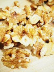 まな板の上のクルミ