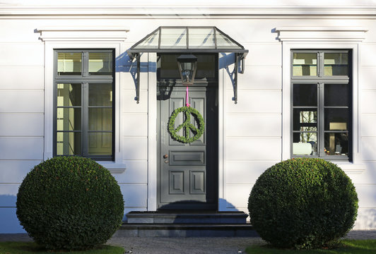 Peace-Kranz am Hauseingang