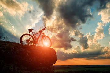 Mooie scène van fiets op zonsondergang