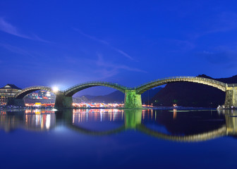 Ein Blick auf die Kintaikyo-Brücke in der Abenddämmerung und die Stände des Feuerwerks
